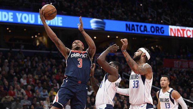 Bradley Beal z Washingtonu zakonuje v duelu proti Dallasu.