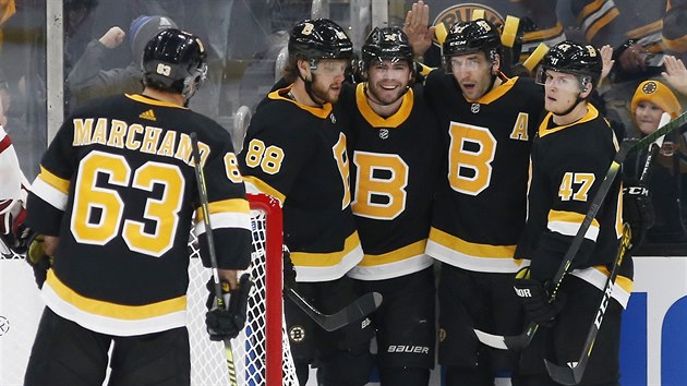 Rozzen Jake DeBrusk slav gl, gratuluj mu jeho bostont parci David Pastrk,Torey Krug, Patrice Bergeron a Brad Marchand.