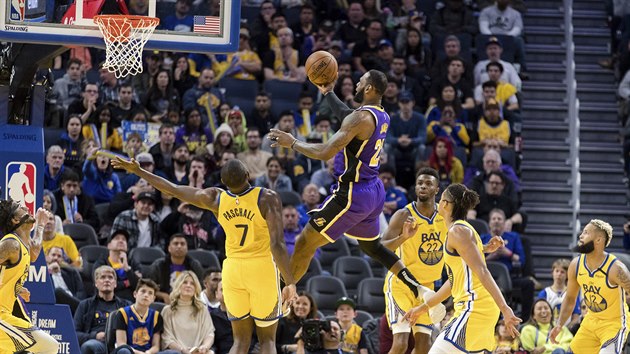 LeBron James z Los Angeles Lakers zakonuje v utkn proti Golden State Warriors.