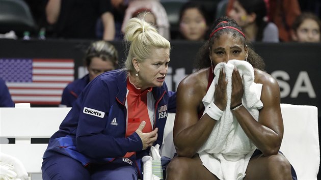 Serena Williamsová a americká kapitánka Kathy Rinaldiová v kvalifikaci Fed Cupu.