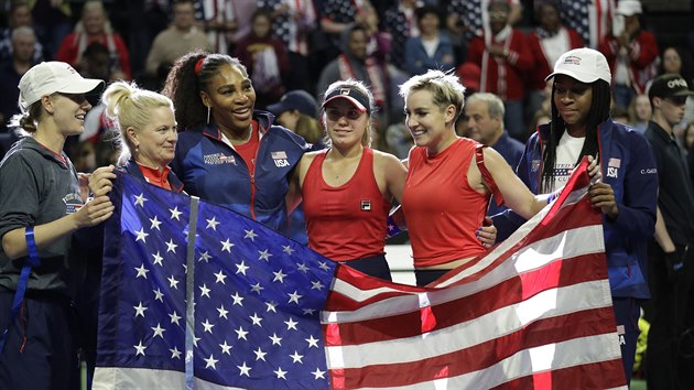 Americký tým ve složení (zleva) Alison Riskeová, kapitánka Kathy Rinaldiová, Serena Williamsová, Sofia Keninová, Bethanie Matteková-Sandsová a Coco Gauffová po úspěchu v kvalifikaci Fed Cupu.
