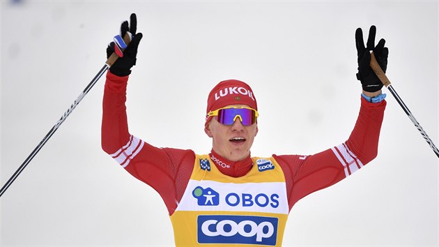 Alexandr Bolšunov po vítězství v závodu s hromadným startem ve Falunu.
