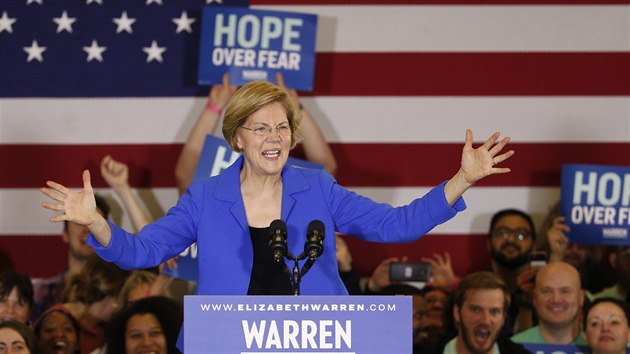 Demokratick kandidtka na prezidentku sentorka Elizabeth Warrenov na pedvolebnm mtinku ve mst Des Moines v americkm stt Iowa (3. nora 2020)