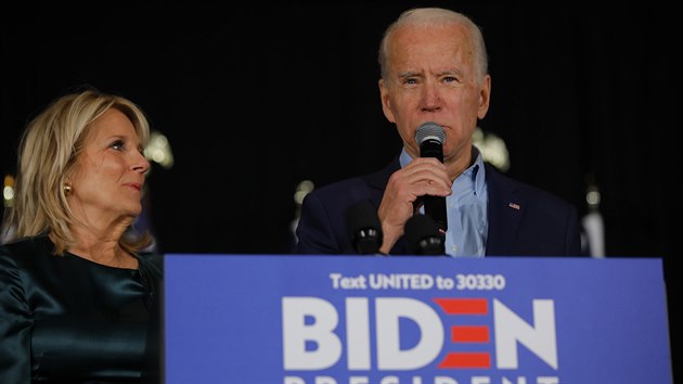 Demokratick kandidt na prezidenta a bval viceprezident Joe Biden na pedvolebnm mtinku ve mst Des Moines v americkm stt Iowa (3. nora 2020)