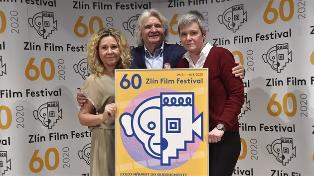 Zleva umělecká ředitelka Markéta Pášmová, prezident festivalu Čestmír Vančura a ředitelka festivalu Jarmila Záhorová s vizuálem k 60. ročníku mezinárodního filmového festivalu pro děti a mládež ve Zlíně.