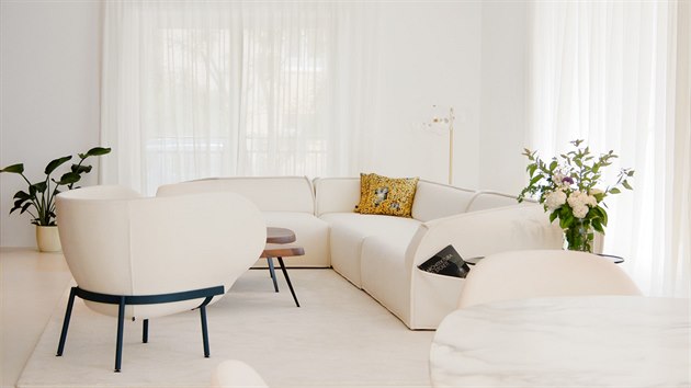 Smetanov� b�l� dod�v� interi�ru a� ne�ekanou vzdu�nost a z�rove� �tulnost.