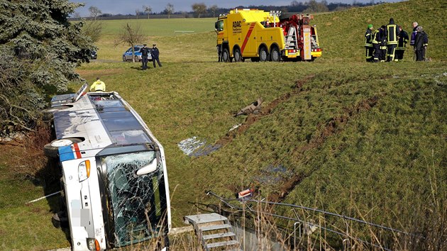 Ve stednm Nmecku ve tvrtek pi nehod kolnho autobusu zahynuly dv dti. Dalch dvacet kolk a idi utrpli zrann, informovala agentura DPA. Autobus s ky zkladn koly sjel ze zledovatl silnice do pkopu ve spolkov zemi Durynsko nedaleko Eisenachu. (23. ledna 2020)