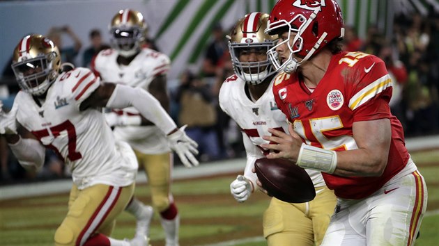 Quarterback Patrick Mahomes (vpravo) z Kansasu to v duelu se San Franciscem.