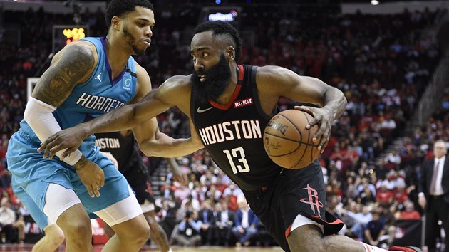 James Harden (vpravo) z Houstonu se sna projt pes brncho Milese Bridgese z Charlotte.