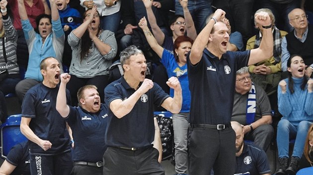 Treni dnskch basketbalist Tom Grepl (druh zprava) a Jakub Houka...