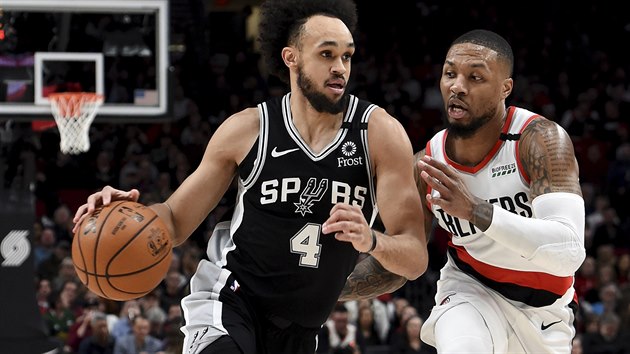 Derrick White (vlevo) ze San Antonia se sna pejt pes Damiana Lillarda z Portlandu.