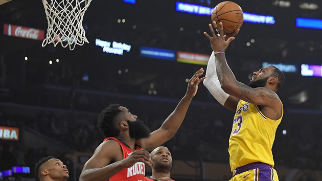 LeBron James z Los Angeles Lakers zakonuje na ko Houstonu. Brn ho Russell Westbrook.