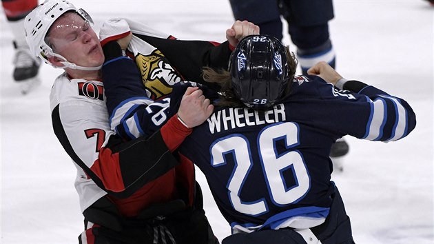 Blake Wheeler (vpravo) z Winniipegu v souboji s ' Bradym Tkachukem z Ottawy.