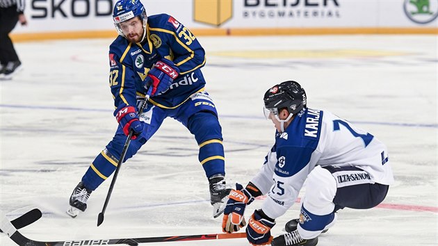 vdsk hokejista  Lukas Bengtsson (vlevo) brnn Finem Jere Karjalainenem.
