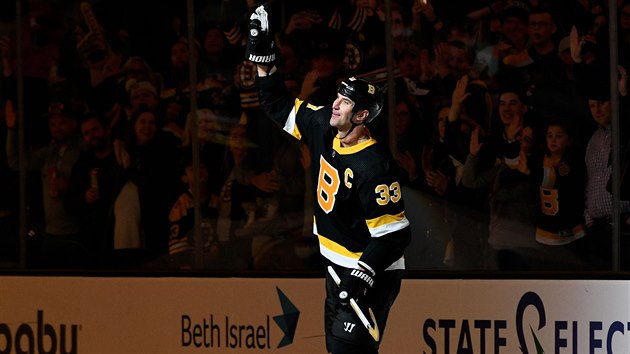 Bostonsk kapitn Zdeno Chra odehrl za Bruins u vce ne 1000 duel, v NHL celkov pak u dvno pekonal hranici 1500 duel.