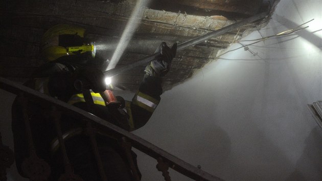 V Praze 3 se propadla podlaha půdy, hasiči evakuovali obyvatele domu (6. 2. 2020)