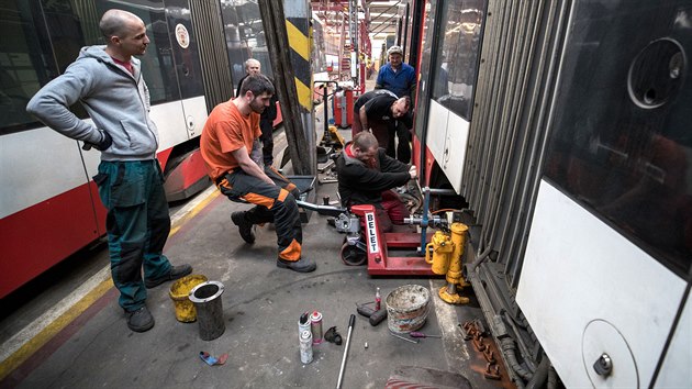 Tramvaje 15T maj 16 kol, kad z nich m celkem dvacet gumovch segment. Za jedin den ve vozovn Motol pracovn eta zvldne vymnit gumov segmenty na osmi kolech. (21.1.2020)