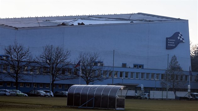 Siln poryvy vtru odtrhly na olomouckm plaveckm stadionu st stechy, pivolan hasii proto krytinu zajistili.