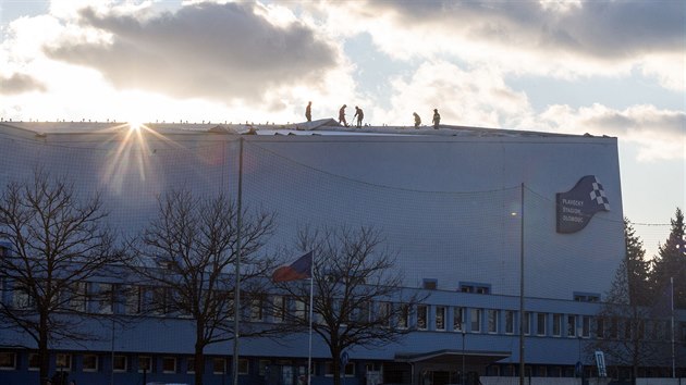 Siln poryvy vtru odtrhly na olomouckm plaveckm stadionu st stechy, pivolan hasii proto krytinu zajistili.