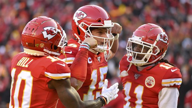 Tyreek Hill (10), Patrick Mahomes (15) a Demarcus Robinson (11) z Kansas City Chiefs se raduj z touchdownu.