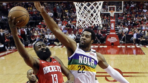 James Harden (13) z Houstonu zakonuje kolem Derricka Favorse z New Orleans.