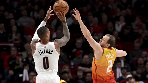 Damian Lillard z Portlandu m na ko Utahu, brn ho Joe Ingles.