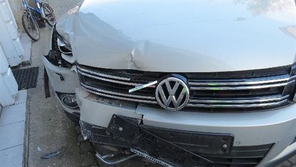 Řidič vozu VW Tiguan nezvládl parkování ve Dvoře Králové (7. 2. 2020).