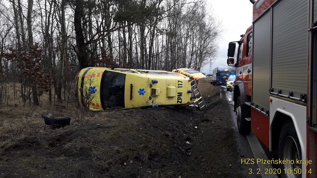 Na Plzesku v pondl dopoledne havarovala sanitka. Vyjela ze silnice a skonila na boku.