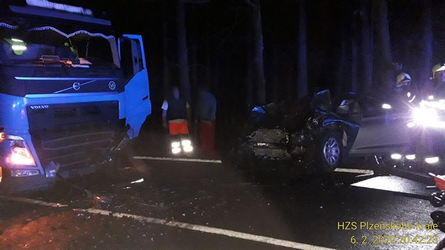 Pi nehod osobnho vozidla s nkladnm u Plas na Plzesku se zranili tyi lid.