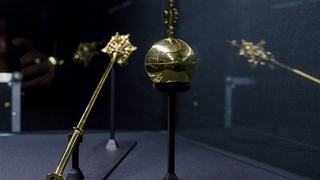 Kopie st�edov�k�ho �ezla a jablka Karla IV.