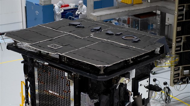 Sonda Solar Orbiter p�i p��prav�ch. Naho�e je ochrann� �t�t, pokryt� ochranou vrstvou materi�lu, vyroben�ho z popela vznikl�ho sp�len�m kost�