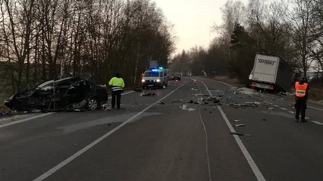 Tragick dopravn nehoda osobnho auta a kamionu na Vysoin.