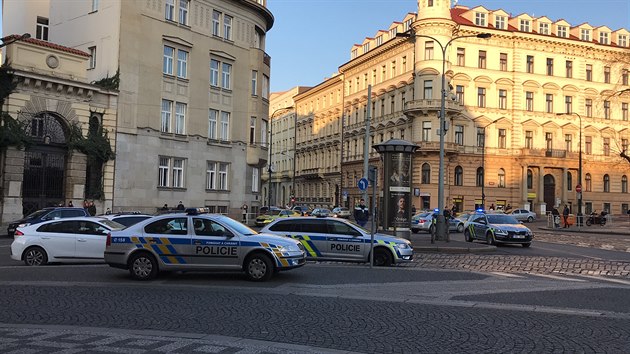 Policisté v sobotu odpoledne vyjížděli do pražské Opletalovy ulice, kde svědkové viděli muže, který měl v ruce střelnou zbraň a nůž. Muž se před policisty postřelil. (8. února 2020)