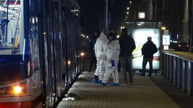 V sobotu večer začali policisté řešit případ fyzického napadení mezi dvěma muži v tramvaji ve stanici Českomoravská. Útočník je stále na útěku. (9. února 2020)