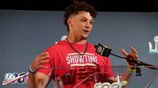 SPOKOJENÝ TAHOUN. Patrick Mahomes odpovídá reportérm poté, co dovedl tým...