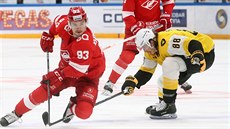 Libor ulák (ve lutém) hrával  v KHL za erepovec. Na snímku brání soupee ze...