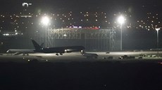 Boeing spole�nosti Air Canada musel nouzov� p�istát na leti�ti v Madridu. (3....