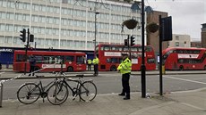 Britská policie v jižním Londýně zastřelila muže, který nožem vážně zranil...