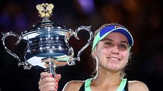 Amerianka Sofia Keninová pózuje s trofejí pro vítzku Australian Open.