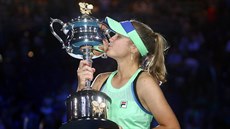Amerianka Sofia Keninová líbá trofej pro ampionku Australian Open.