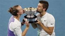 Barbora Krej�íková a Chorvat Nikola Mekti� líbají trofej pro vít�ze smí�ené...