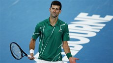 Srb Novak Djokovi se diví ve finále Australian Open.