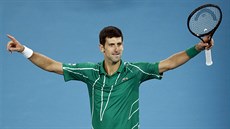 Srb Novak Djokovi slaví vítzství na Australian Open.