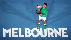 Srb Novak Djokovi pzuje s trofej pro vtze Australian Open.