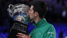 Srb Novak Djokovi líbá trofej pro vítze Australian Open.