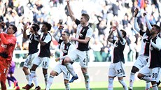 Fotbalisté Juventusu při děkovačce po vítězném utkání nad Fiorentinou.