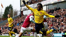 Bukayo Saka (Arsenal) padá po faulu Matthewa Lowtona (Burnley).