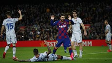 JÁ NIC. Lionel Messi (Barcelona) zvedá ruce na znamení, že za pád Rubena Veza z...