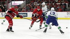 Sebastian Aho z Caroliny (vlevo) st�ílí na branku Vancouveru.