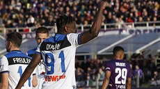 Duván Zapata (Atalanta) se slaví gól do sítě Fiorentiny.